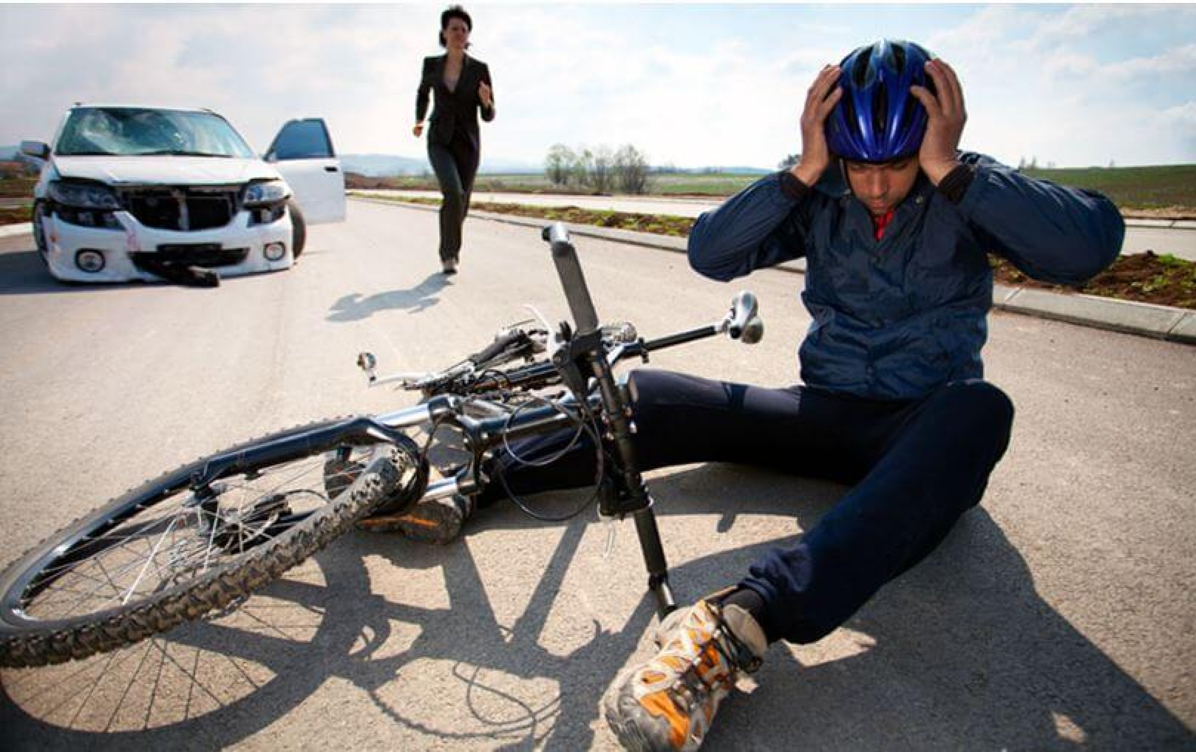 Дорожные несчастные случаи. Машина велосипед. Велосипедист на дороге.