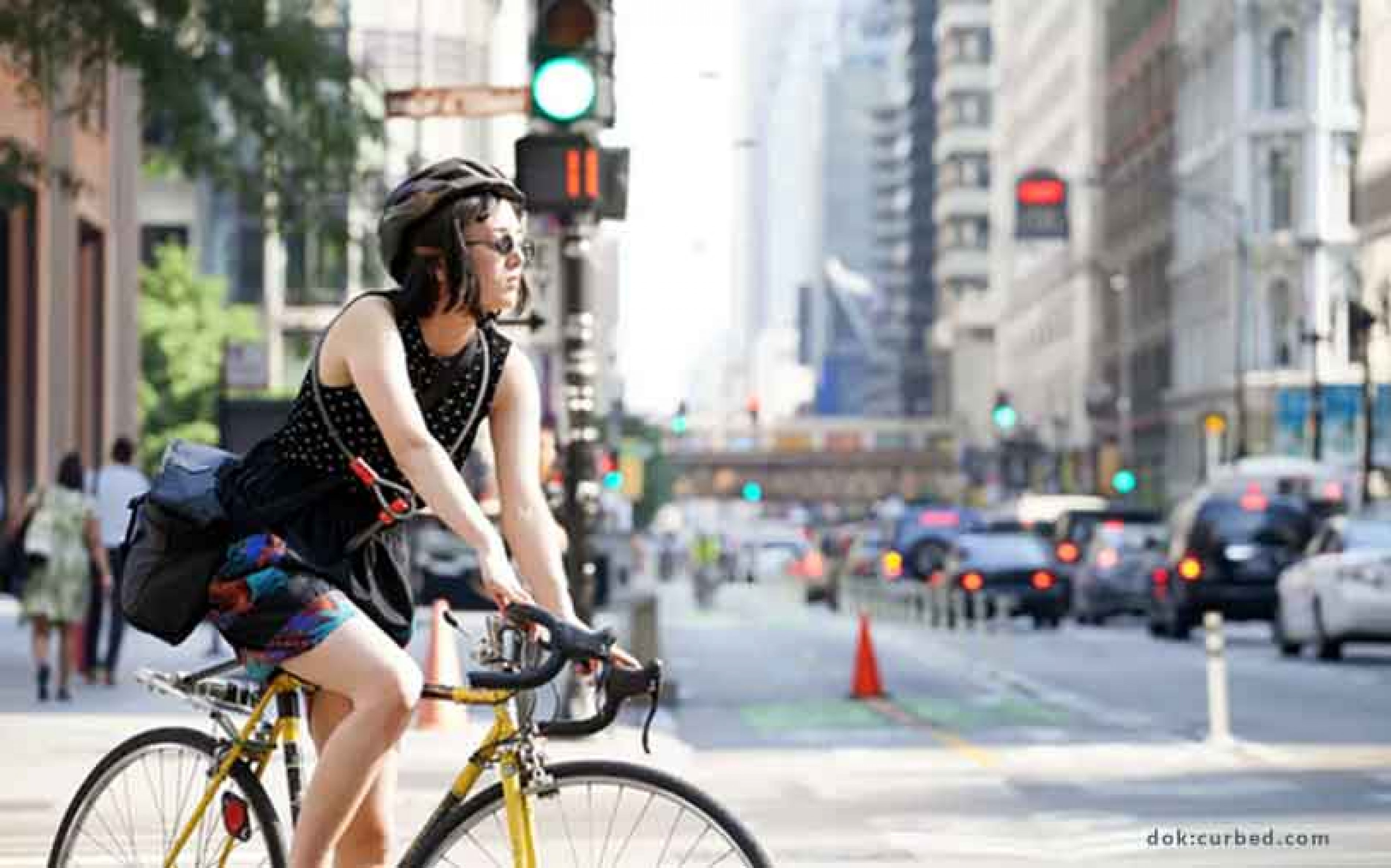 Что делать в центре города. Девушка на велосипеде в городе. Велосипедист в городе. Велосипед в городе. Велосипедисты в городе фон.