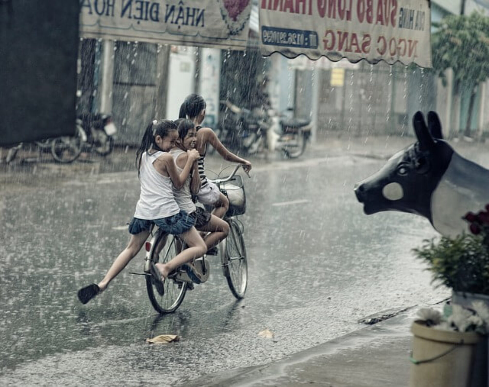 5 Bahaya Bersepeda Saat Hujan, Bisa Dihindari Sekarang!