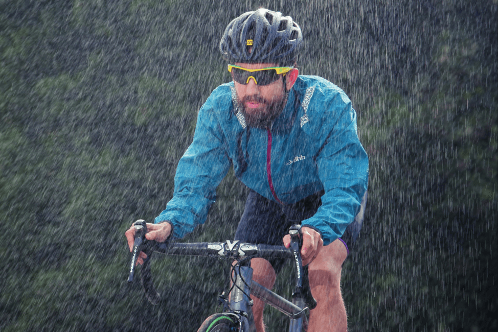 bersepeda saat hujan
