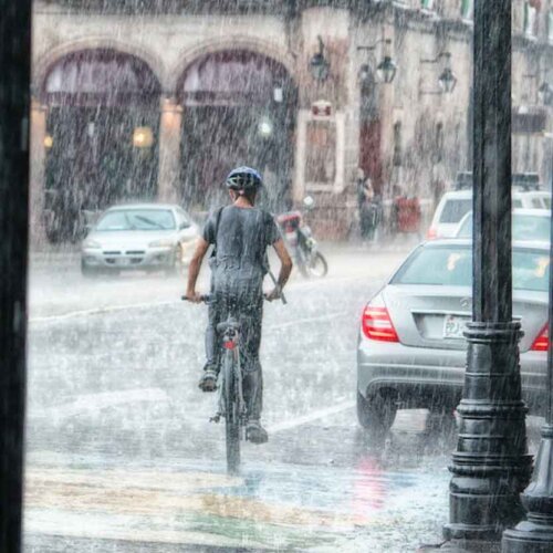 Bersepeda Di Musim Hujan